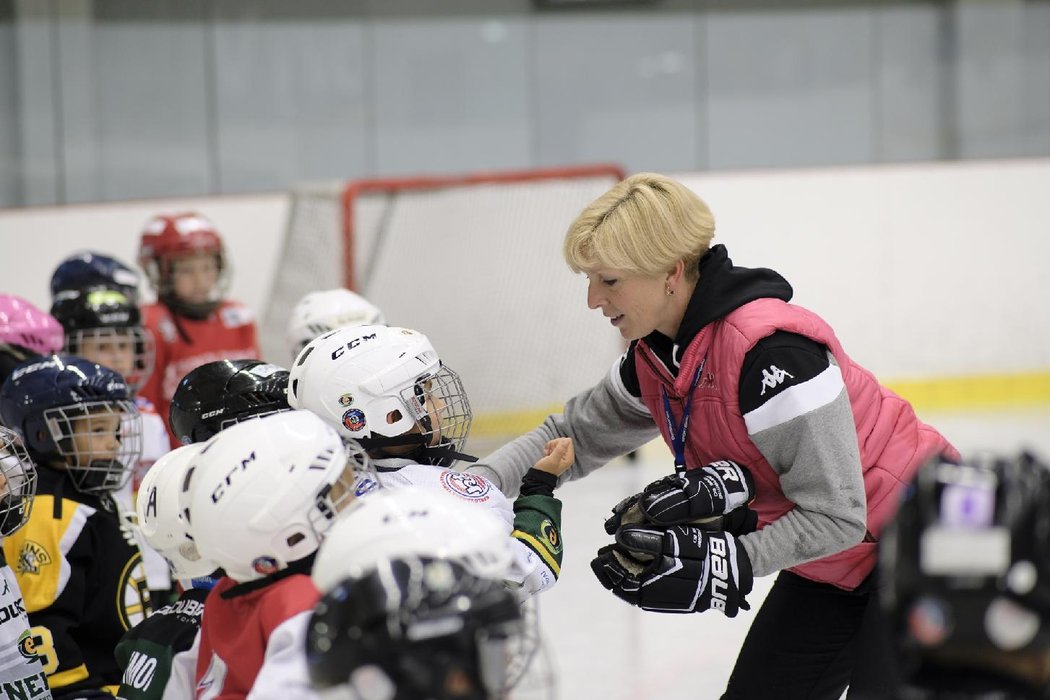 Trenérka Blanka Jiskrová prožívá situaci, kdy děti nemohou sportovat, jako učitelka prvního stupně v Karlových Varech a zároveň trenérka ledního hokeje. 