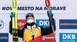 Biatlonista Johannes Thingnes Bö přebíral medaili v Novém Měste na Moravě v respirátoru