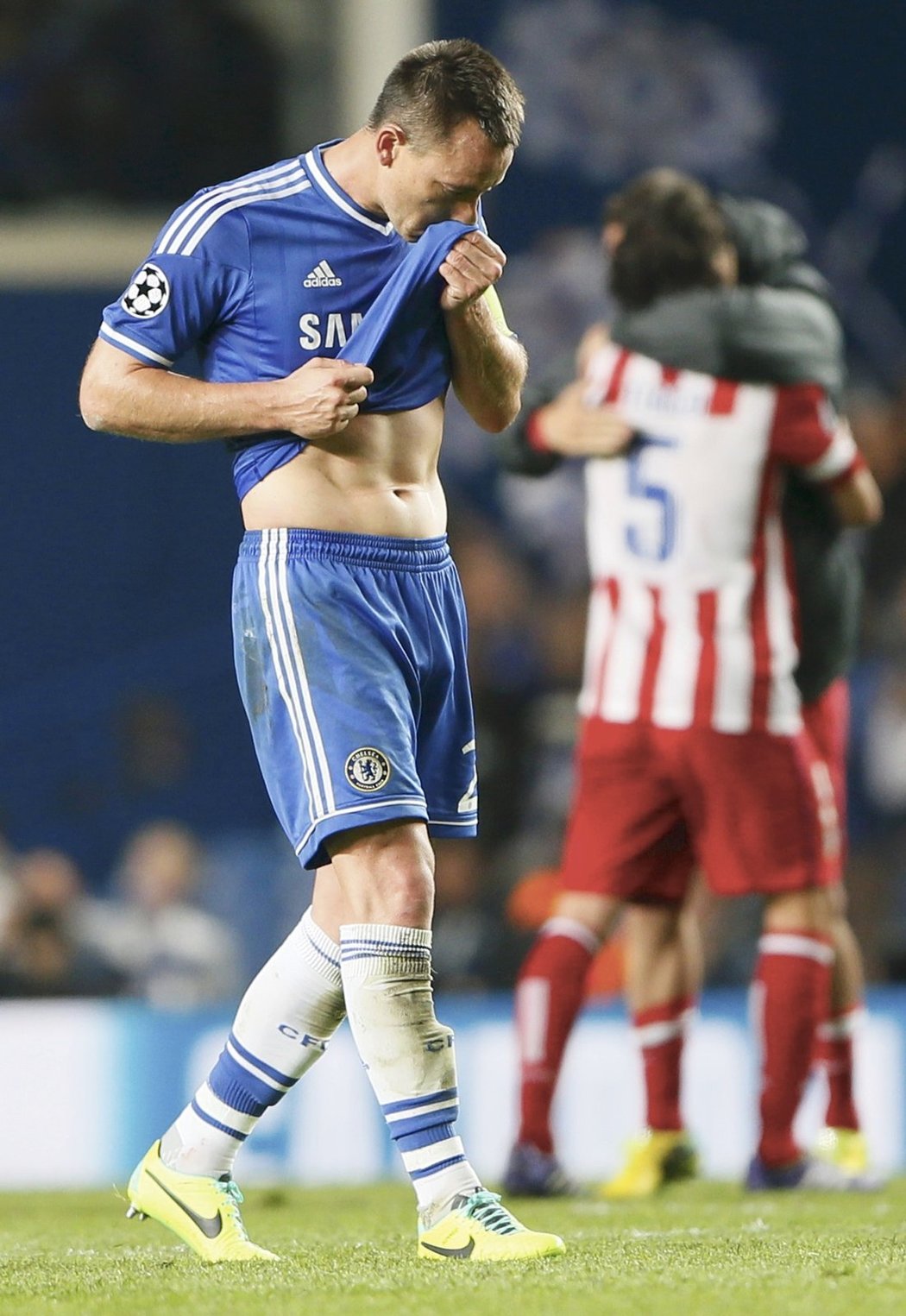 Zklamaný kapitán Chelsea Johny Terry. Atlético nasázelo jeho týmu tři branky a postoupilo do finále Ligy mistrů