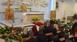 Rakev Alexandra byla obsypaná květinami. Pohřeb měl v kostele, kde byl před 24 lety pokřtěn.