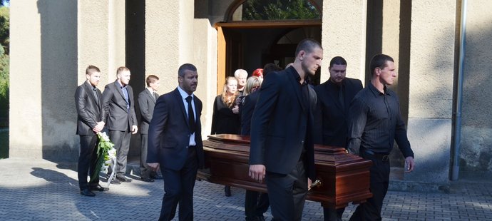 Lukáš Krpálek přijel na pohřeb kamaráda. Alexandrovu rakev po mši statečně vynesl před kostel.