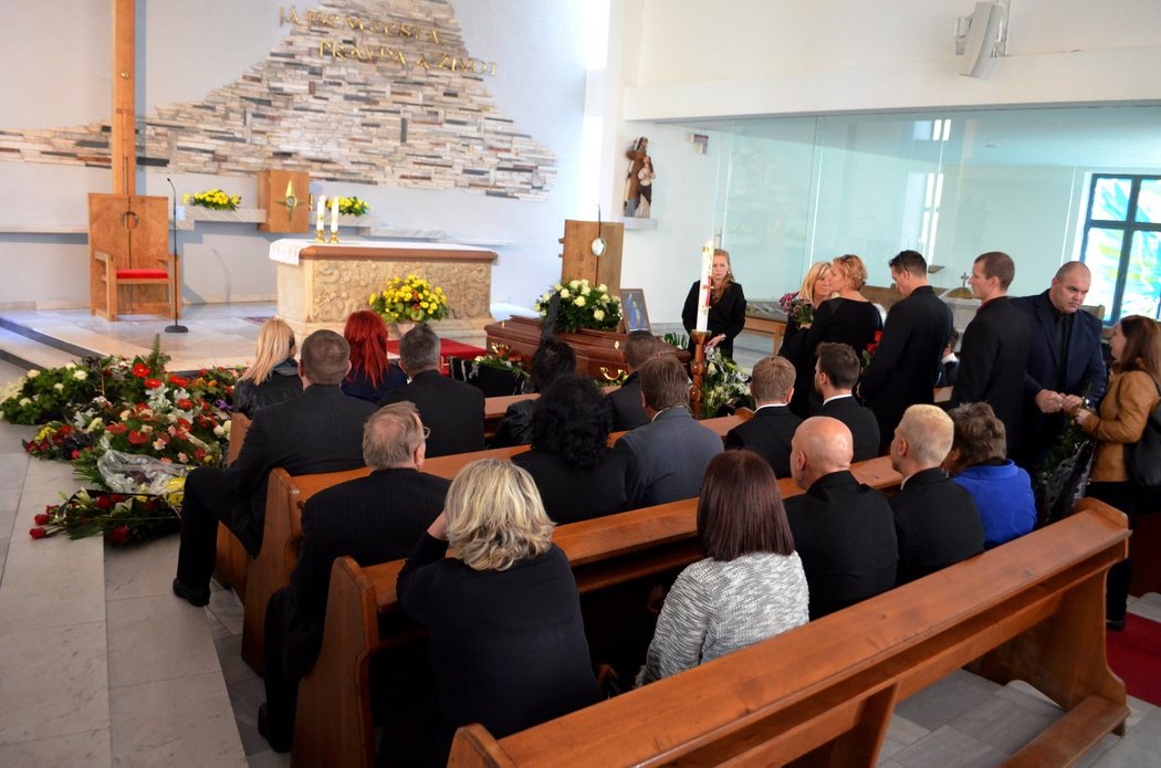 Alexandr vyrostl v milující rodině. Jeho otec Jirka přijímal statečně kondolence. Za sebe i za manželku Lýdii a celou rodinu pronesl smuteční řeč.