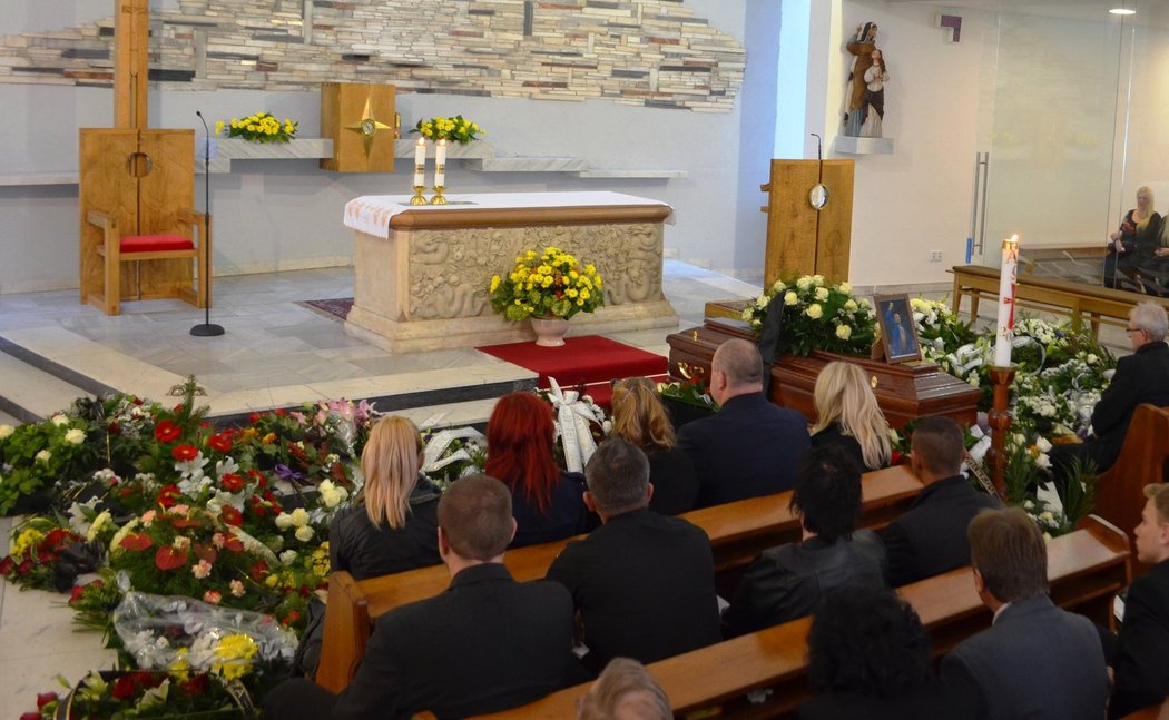 Rakev Alexandra byla obsypaná květinami. Pohřeb měl v kostele, kde byl před 24 lety pokřtěn.