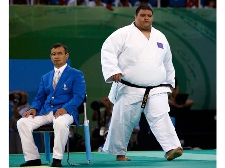 Ricardo Blas je judistou z tichomořského ostrova Guam a na olympiádě se představí v kategorii nad 100 kg, kterou přesahuje hned dvakrát. Váží totiž 218 kilogramů a je nejtěžším sportovcem her