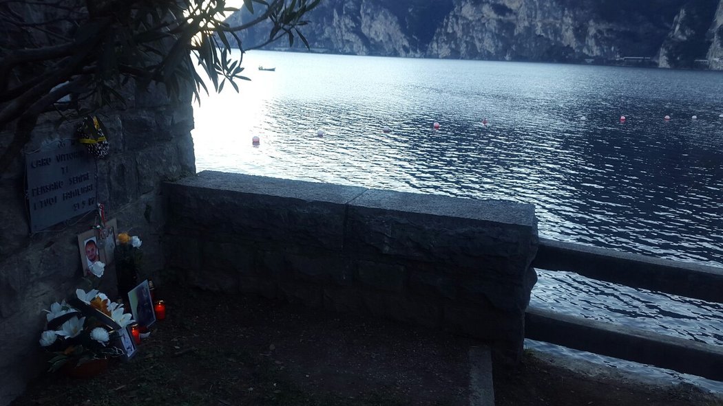 Pietní místo vzniklo i na břehu italského jezera Lago di Garda, kde se tragédie stala.