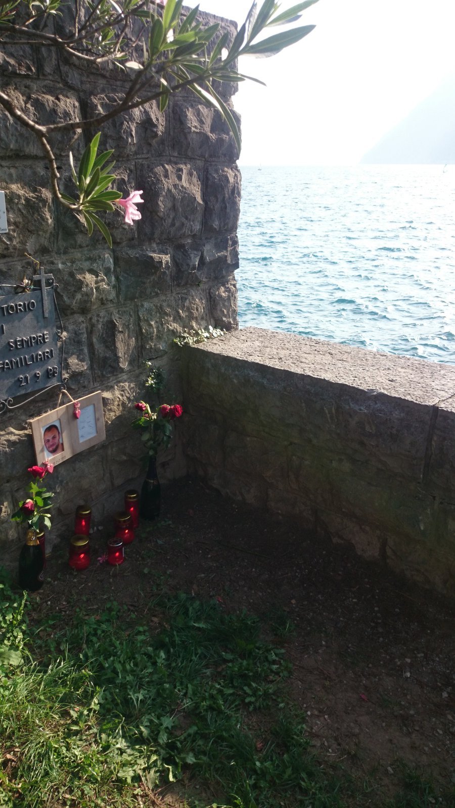 Pietní místo vzniklo i na břehu italského jezera Lago di Garda, kde se tragédie stala.