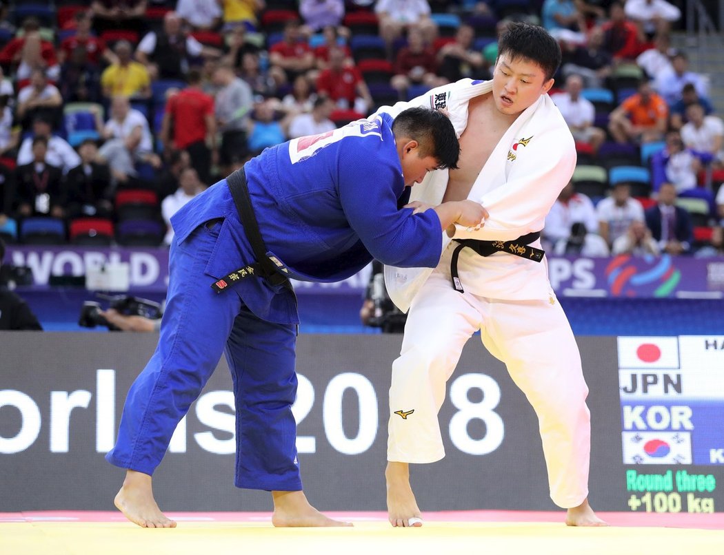 Judista Lukáš Krpálek prošel na mistrovství světa v Tokiu v těžké váze do semifinále a kolem půl jedné českého času ho čeká semifinále s teprve osmnáctiletým Korejcem Kimem Minjongem (v modrém).
