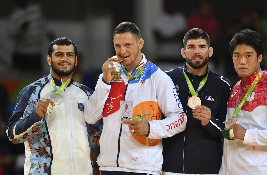 Lukáš Krpálek (uprostřed) slaví zisk historického zlata pro české judo