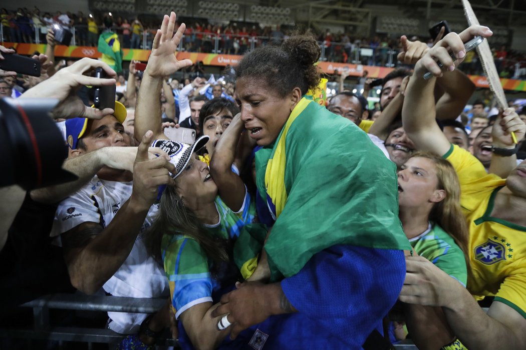 Judistka Rafaela Silvaová, která získala pro domácí Brazílii na olympijských hrách v Riu první zlatou medaili