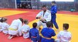 Lukáš Krpálek předává dětem medaile