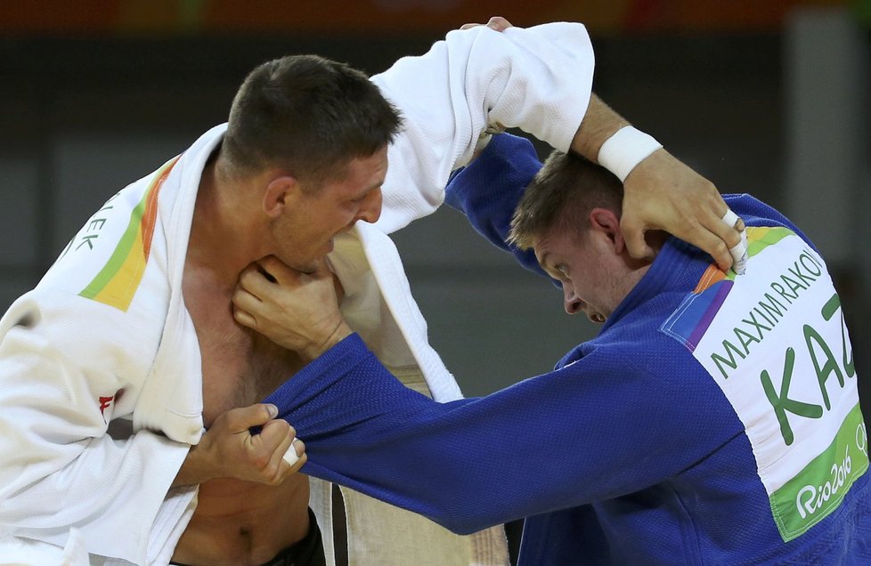 Český judista Lukáš Krpálek v osmifinále olympijské soutěže proti Maximu Rakovovi z Kazachstánu