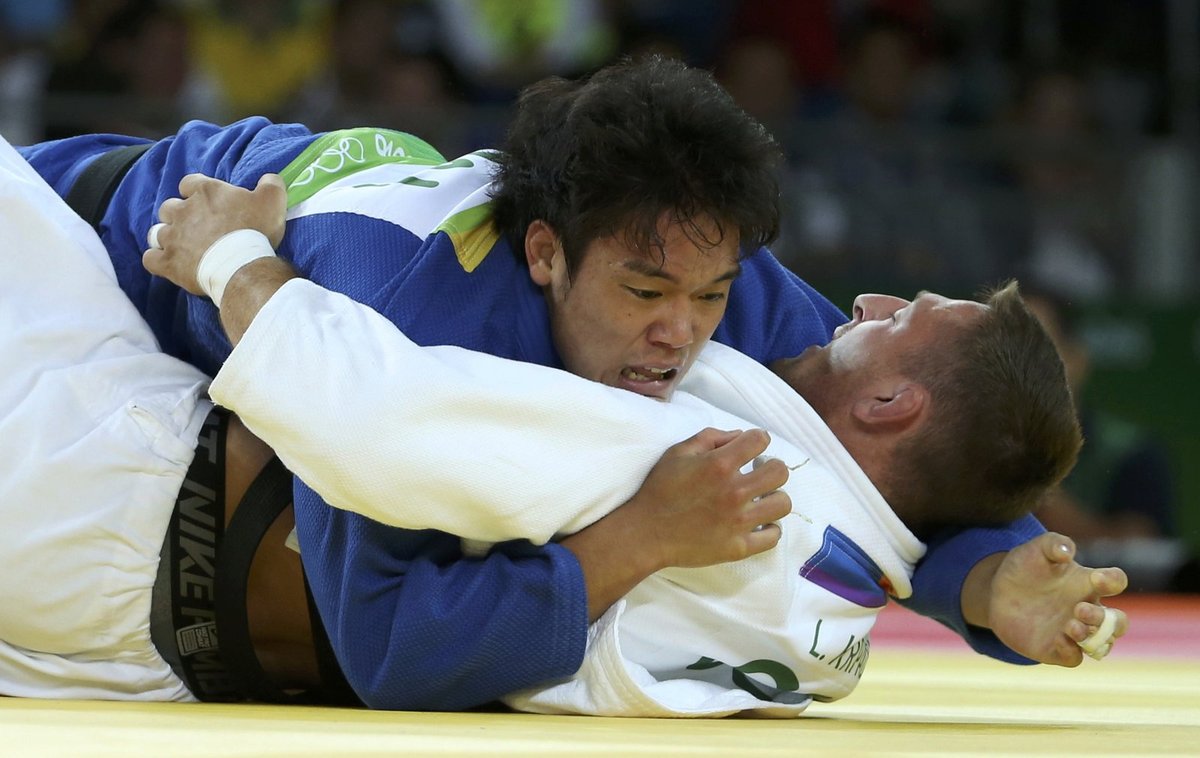 Lukáš Krpálek (vpravo) bojuje v olympijském čtvrtfinále s Japoncem Hagou