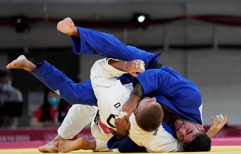 Judista David Klammert (v bílém) vypadl na olympijském turnaji v Tokiu již v 1. kole. V takzvaném zlatém skóre nestačil na Izraelce Li Kochmana.