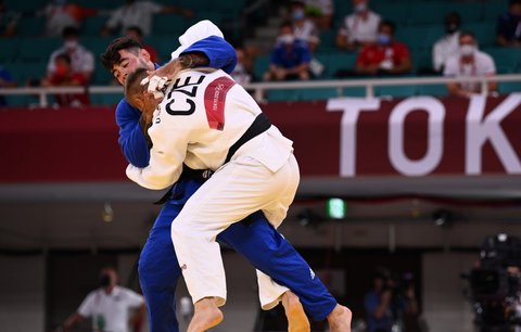 Judista David Klammert (v bílém) vypadl na olympijském turnaji v Tokiu již v 1. kole. V takzvaném zlatém skóre nestačil na Izraelce Li Kochmana.