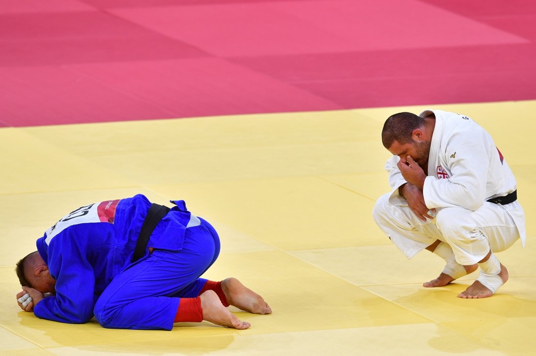 Lukáš Krpálek po vítězném chvatu zůstal ležet na tatami