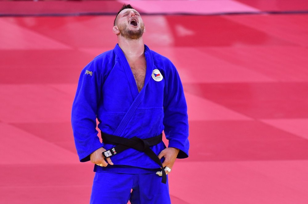 Lukáš Krpálek oslavuje zlatou medaili na olympiádě v Tokiu