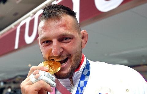 Lukáš Krpálek se zlatou olympijskou medailí z Tokia