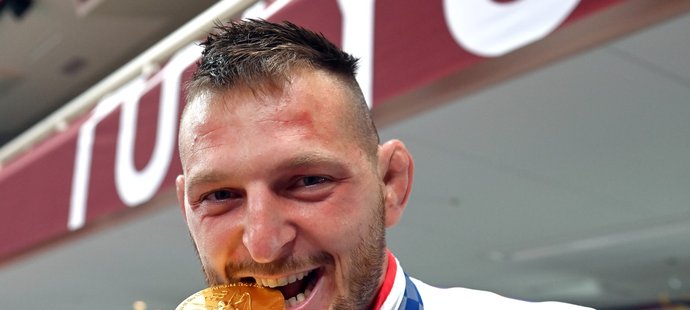 Lukáš Krpálek se zlatou olympijskou medailí z Tokia