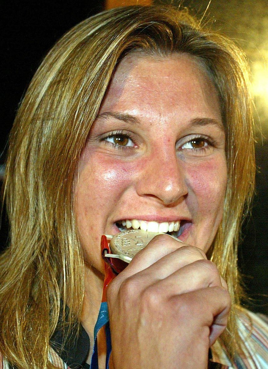 Claudia Heillová se svou stříbrnou medailí z olympiády v Aténách