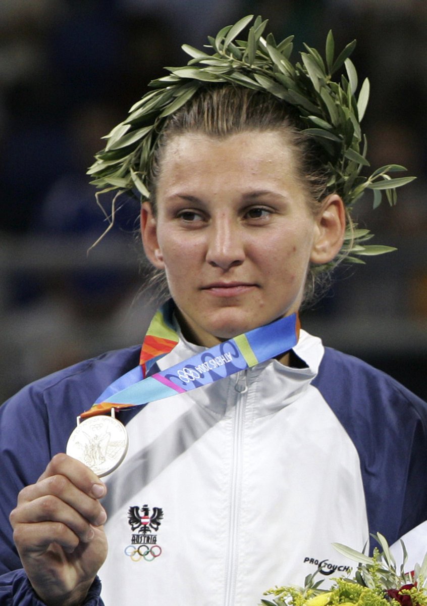 Claudia Heillová pózuje se stříbrnou medailí z olympiády v Aténách