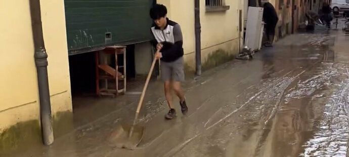 Závodník F1 Júki Cunoda pomohl uklízet ulice zdevastované povodněmi