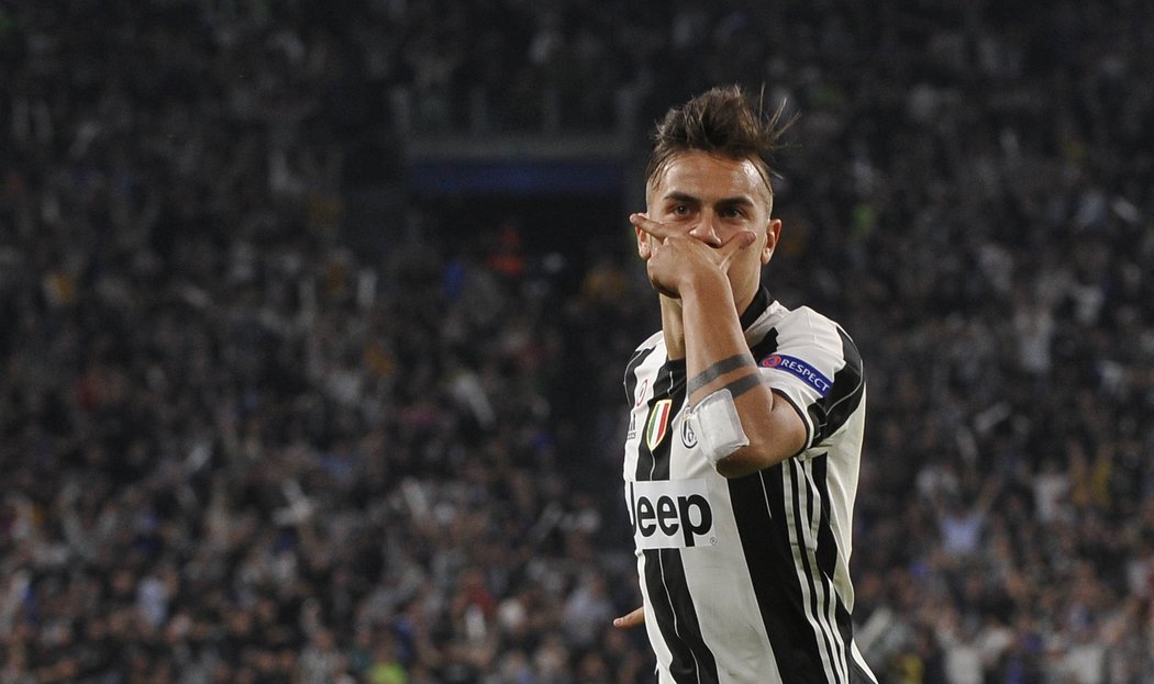 Útočník Juventusu Paulo Dybala v utkání s Barcelonou