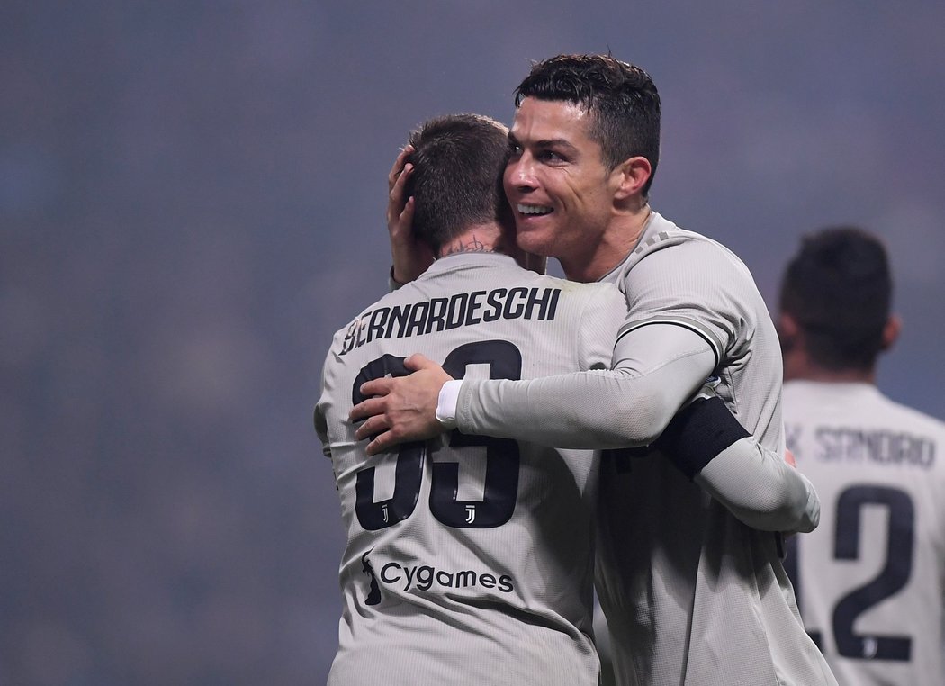 Cristiano Ronaldo (vlevo) oslavuje druhou branku Juventusu společně s Federicem Bernardeschim