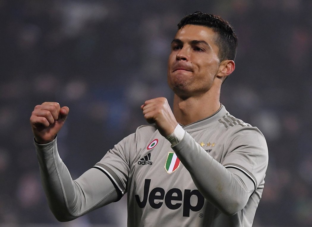 Cristiano Ronaldo se raduje z branky do sítě sport, juventus, Sassuoly