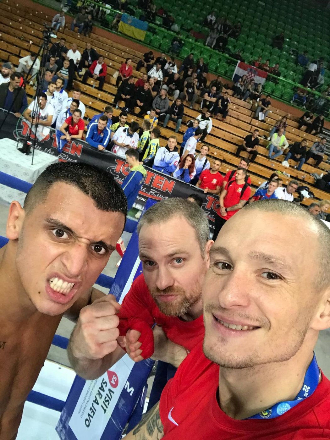 Dvacetiletý kickboxer Václav Sivák s trenéry.