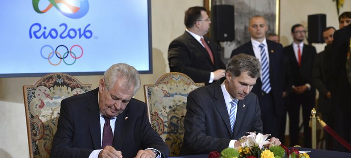 Prezident Miloš Zeman s předsedou Olympijského výboru Jiřím Kejvalem podepisují přihlášku na OH do Ria.