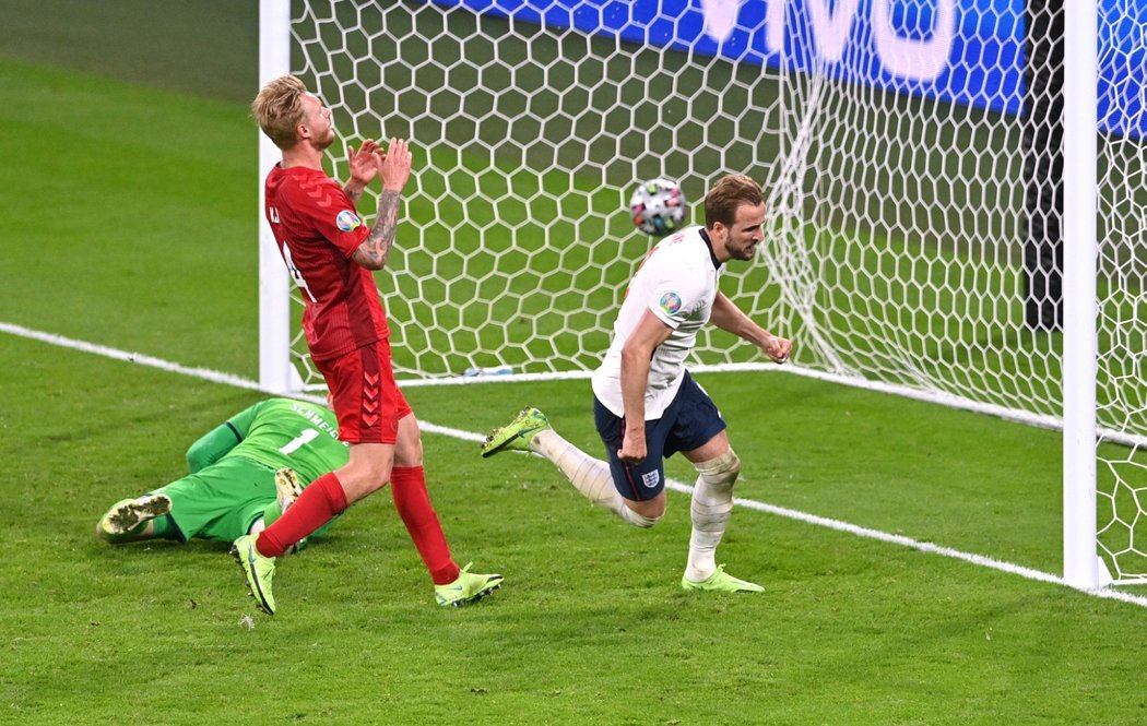 Harry Kane sice penaltu neproměnil, ale z dorážky poslal Anglii v prodloužení semifinále EURO proti Dánsku do vedení 2:1