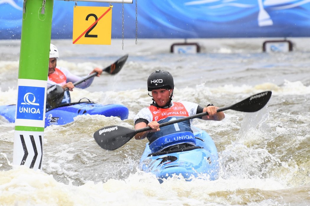 Vít Přindiš v závodě, kde soupeří čtyři kajakáři najednou