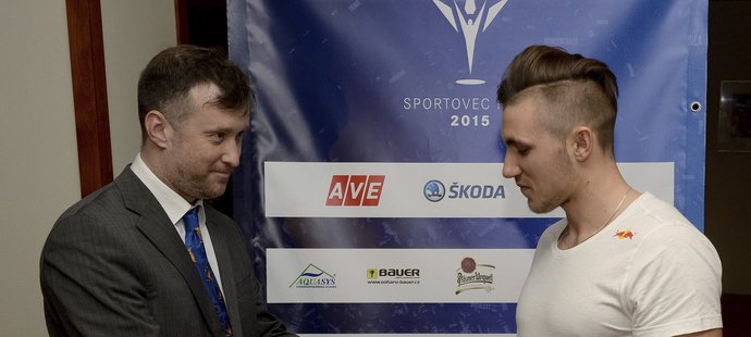 Martin Fuksa přebírá cenu od redaktora deníku Sport Martina Haška.