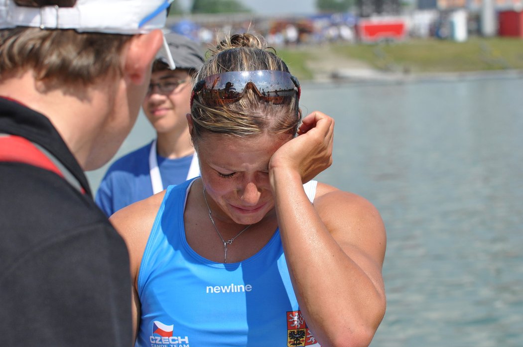 Anna Adamová pláče před reprezentančním trenérem Martinem Doktorem kvůli pokaženému závodu na 5000 metrů při SP v Račicích.