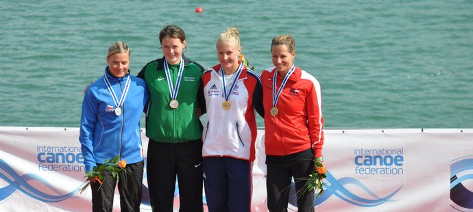 Po zvláštním průběhu závodu na 5000 metrů dostaly medaile čtyři závodnice. Anna Adamová a Jenny Eganová stříbrné, Lani Bechlerová zlatou a Krisztina Zurová (zleva) bronzovou.