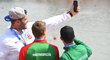 Stříbrný medailista na světovém šampionátu v kanoistice Josef Dostál se fotí s dalšími závodníky, co skončili na stupních vítězů