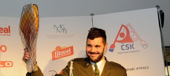 Josef Dostál se stal Kanoistou roku 2016 a jako dárek dostal šunku.