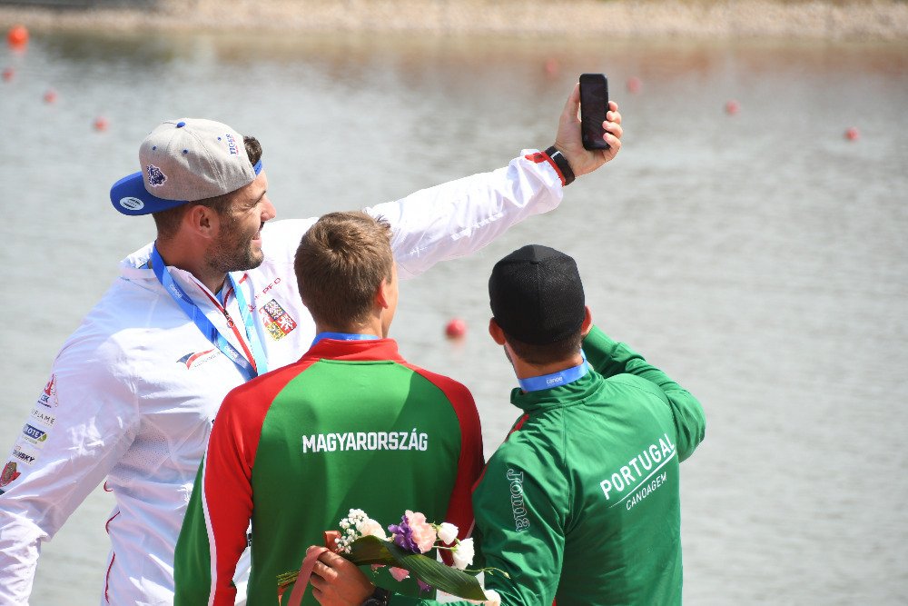 Stříbrný medailista na světovém šampionátu v kanoistice Josef Dostál se fotí s dalšími závodníky, co skončili na stupních vítězů