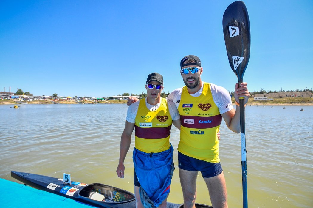 Kajakáři Josef Dostál (vpravo) a Radek Šlouf po finálové jízdě K2 mužů na 1000 metrů na mistrovství ČR v rychlostní kanoistice, 31. července 2020 v Račicích na Litoměřicku.