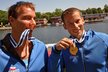 Filip Dvořák kouše zlatou medaili, kterou získal společně s Jaroslavem Radoněm (vpravo) za vítězství v závodu Světového poháru rychlostních kanoistů v německém Duisburgu.