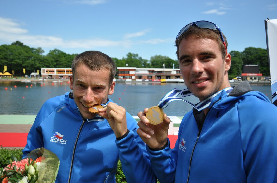 Jaroslav Radoň „ochutnává“ zlatou medaili za vítězství ve Světovém poháru v německém Duisburgu. Vpravo Filip Dvořák.