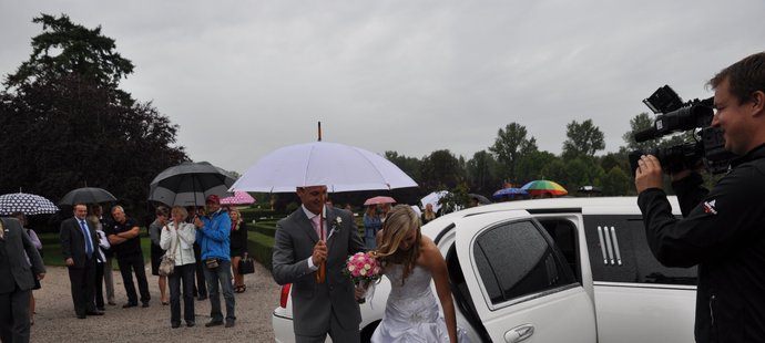 Ženich Daniel Havel „vyzvedává“ před Trojským zámkem v Praze nevěstu Andreu Doktorovou, kterou přivezla dlouhá bíla limuzína.