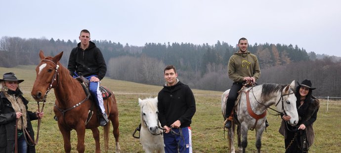 Lukáš Trefil, Jan Štěrba a Josef Dostál na koních a s poníkem při focení kalendáře ve Stašově.