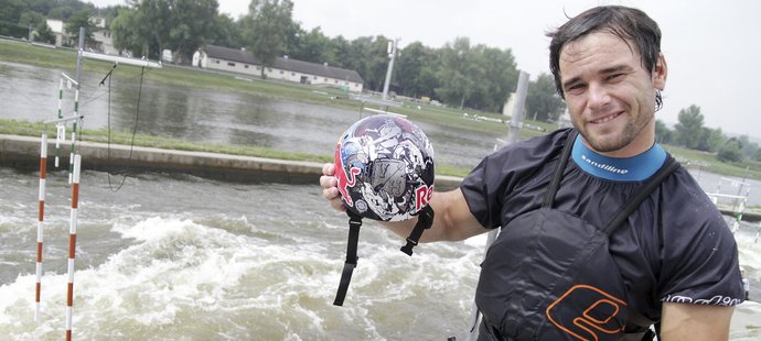 Hradilek dostal povolení k vlastnímu designu přilby jako jeden z patnácti ze sedmisetčlenného Red Bull Teamu.