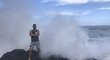 Josefa Dostála na Havaji málem smetla obří vlna do oceánu