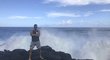Josefa Dostála na Havaji málem smetla obří vlna do oceánu