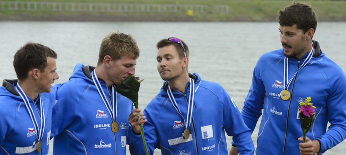 Zleva Daniel Havel, Lukáš Trefil, Jan Štěrba a Josef Dostál s medailemi pro vítěze