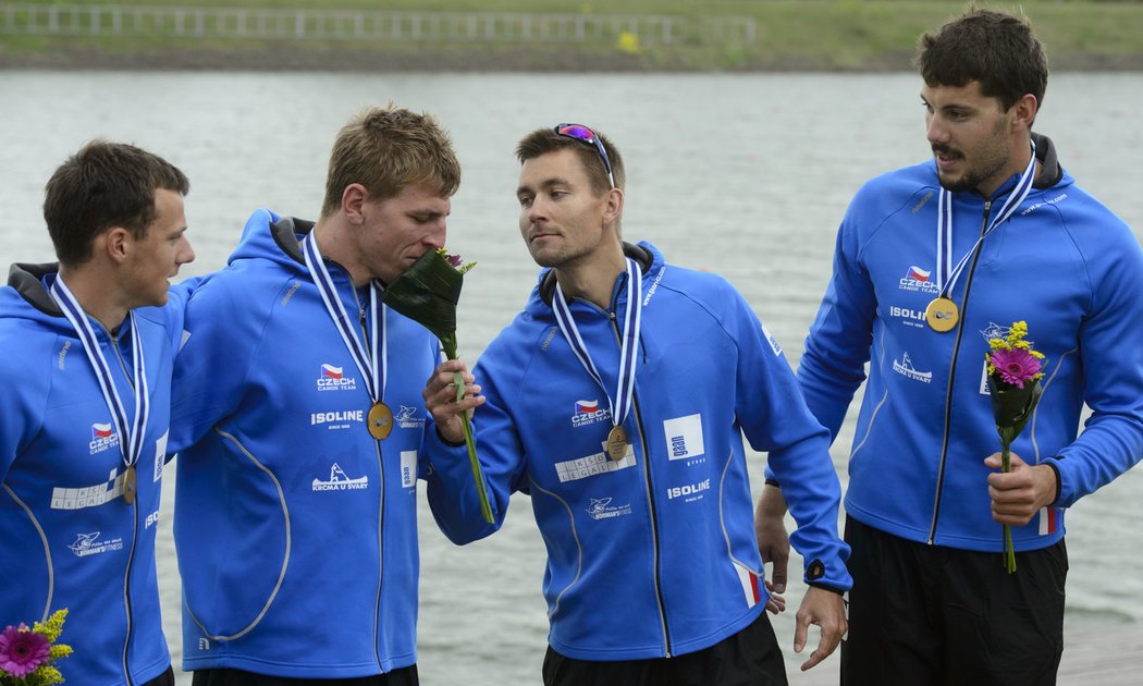 Zleva Daniel Havel, Lukáš Trefil, Jan Štěrba a Josef Dostál s medailemi pro vítěze