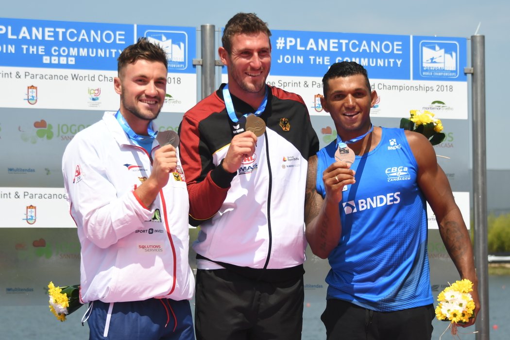 Medailisté na 1000 metrů v kategorii C1: zleva stříbrný Martin Fuksa, zlatý Sebastian Brendel a bronzový Isaquias Dos Santos Queiroz