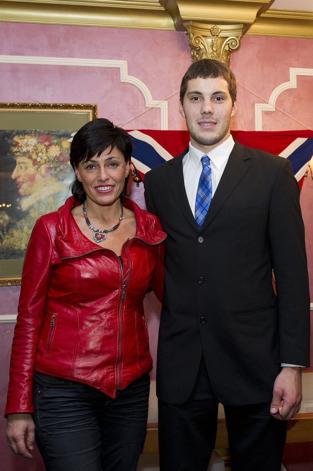Nejlepšímu Juniorovi roku 2011 Josefu Dostálovi zazpívala při vyhlášení jeho maminka Eva Emingerová, přední česká jazzová zpěvačka.